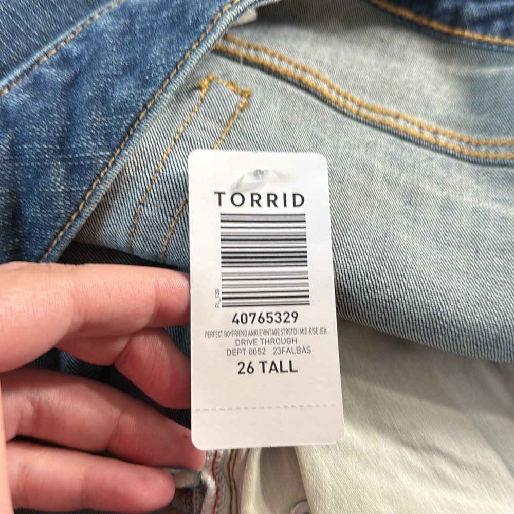 NWT Torrid Women’s‎ Boyfriend Mid-Rise Jean Plus Size 26W - Picture 9 of 10